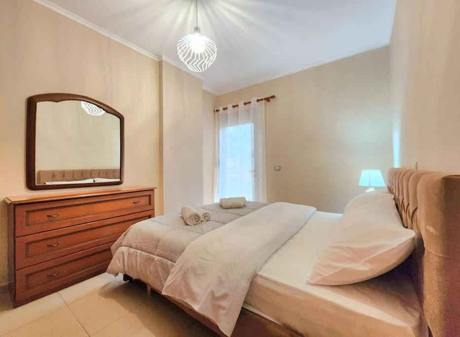 One Bd Flat Near Center With 24H Self Check In Apartment Тирана Екстериор снимка